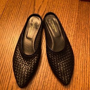 BLACK , LEATHER WOVEN MULES . SIZE 39 .